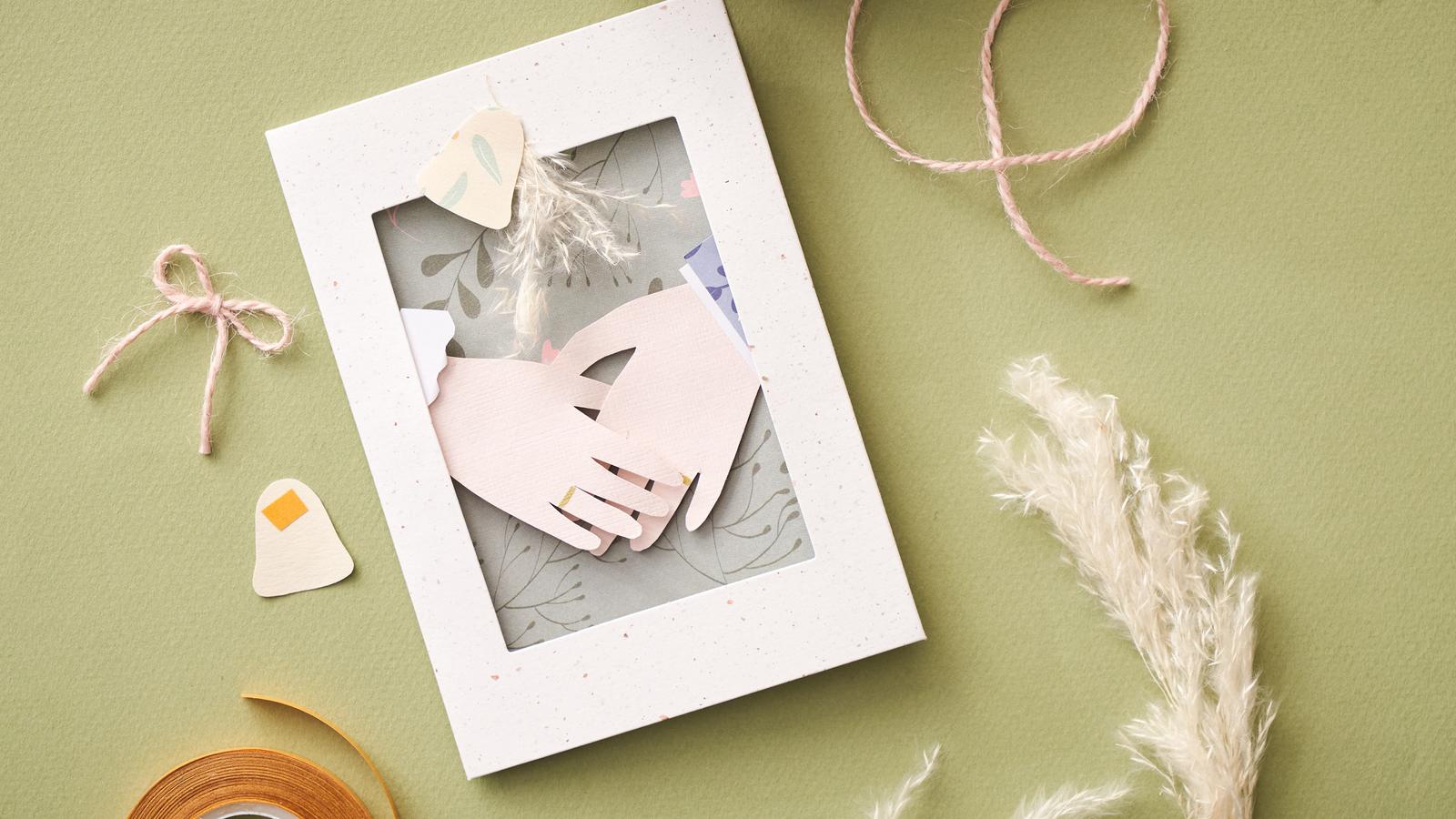 Holding hands invitation | DIY-projects | Søstrene Grene