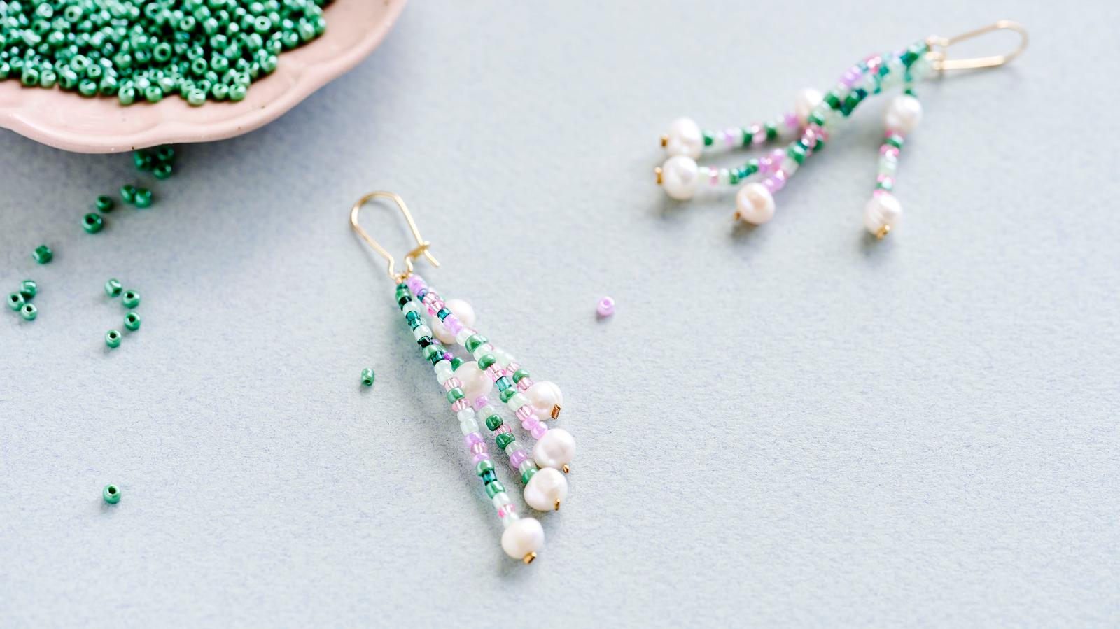 Boucles D'oreilles Fantaisie Avec Grappes De Perles De Rocaille - Attaches Antiallergiques Dorées - Neuf Avec étiquettes