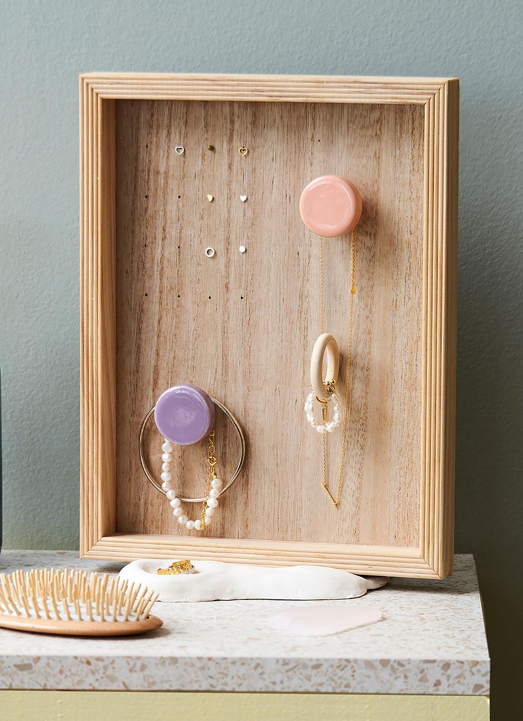 Stellen Sie einen Schmuckständer aus einem Holztablett her | DIY-Projekten