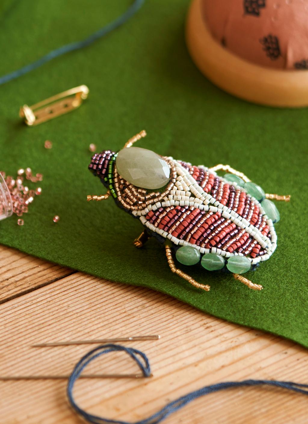Spilla A Forma Di Scarabeo Con Cristalli Smaltati E Oro - Gioiello Elegante In Confezione Regalo