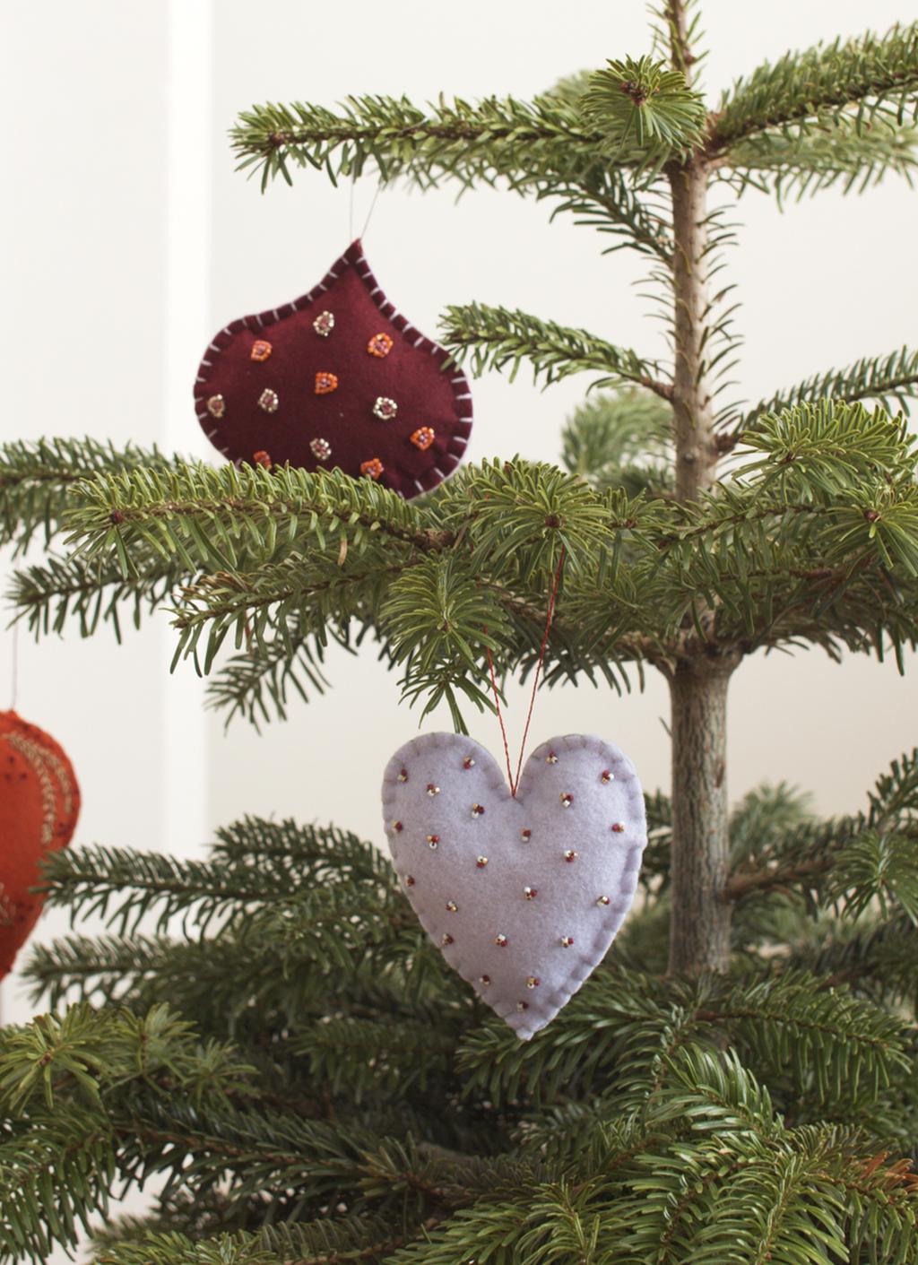 BETESSIN Gouronne De Noël En Feutre Faite à La Main Avec Nœud Et Baies Rouges Décoration Noël Pour Porte Fenêtre Mur Sapin Cheminée 28cm De Diamètre