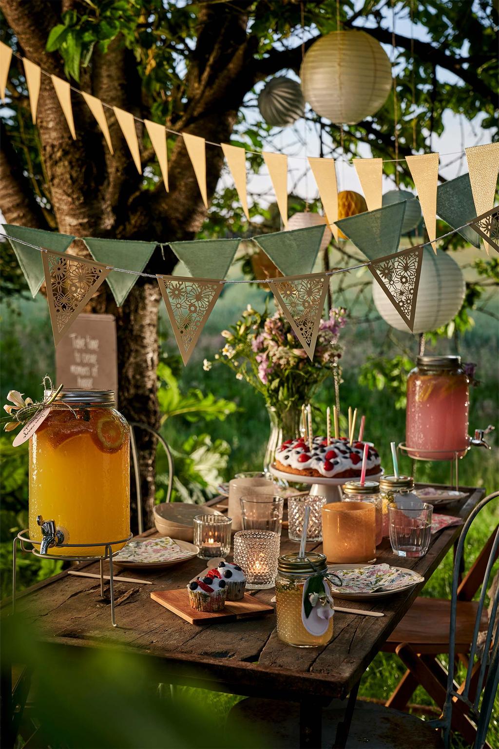 Gartenparty in der Dämmerung