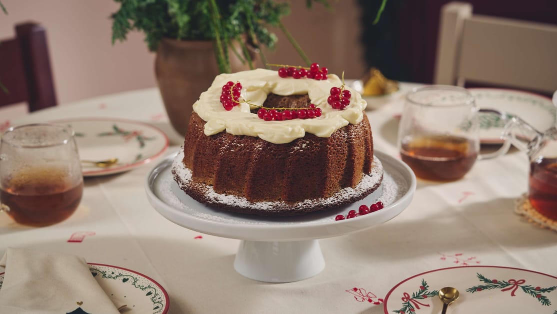 Christmas spice cake with cream cheese frosting | Recipe | Søstrene Grene
